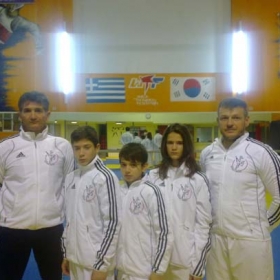 Η ομάδα της Αστραπής που θα συμμετάσχει στο Πανελλήνιο Κύπελλο της Αθήνας, μαζί με τους συνοδούς Κώστα Αντωνακόπουλο (Δάσκαλος Αστραπής) και Γιάννη Κασκάνη (γυμναστής)